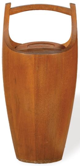 Lote 1280: Jens Quistgaard (Copenhague, 1919-2008) Dansk Designs 1955<br>Hielera con tapa "Congo" en madera maciza de teca y acabado interior en linóleo.<br>Dinamarca, años 60