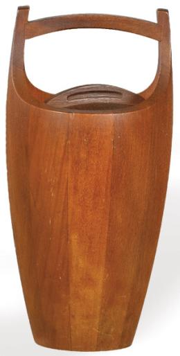 Lote 1281<br>Jens Quistgaard (Copenhague, 1919-2008) Dansk Designs<br>Hielera en madera maciza de teca y acabado interior en linóleo.<br>Dinamarca, años 60