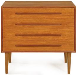 Lote 1289: Cómoda baja rectangular en madera de teca, con tiradores largos y patas torneadas. <br>Dinamarca, años 60