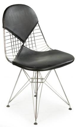 Lote 1336<br>Charles & Ray Eames, 1951<br>Silla Wire Chair DKW, carcasa de cable de acero soldado con revestimiento en polvo de color negro, con cojín de asiento y respaldo, con base de madera de arce teñida en negro.