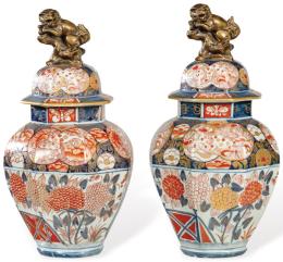 Lote 1370: Pareja de tibores poligonales de porcelana tipo Imari, Samson, Francia ff. S. XIX.