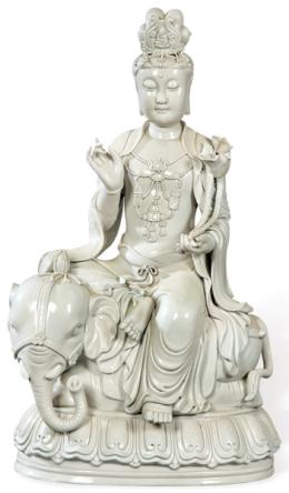 Lote 1373<br>"Guanyin Sobre Elefante" en porcelana "Blanco de China", hornos de Dehua, Fukien, Dinastía Qing S. XVIII.