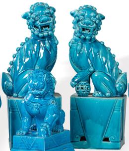 Lote 1377<br>Pareja de leones de Foo en porcelana china con vidriado turquesa, Macao h. 1970.