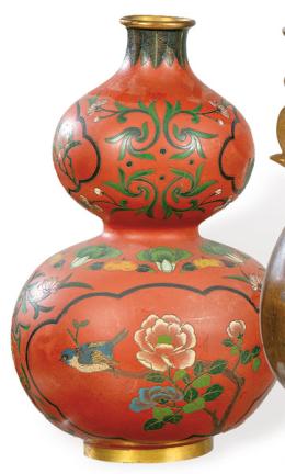 Lote 1382<br>Jarrón de metal doble calabaza pintado en rojo con decoracón de pájaros y flores, China S. XX