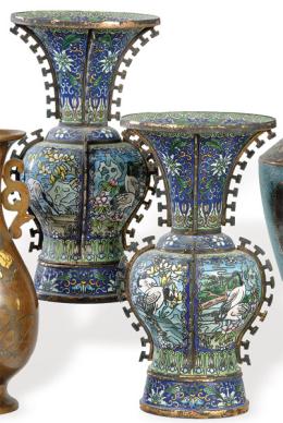 Lote 1384<br>Pareja de vasos tipo zun en esmalte cloisonné, China pp. S. XX.