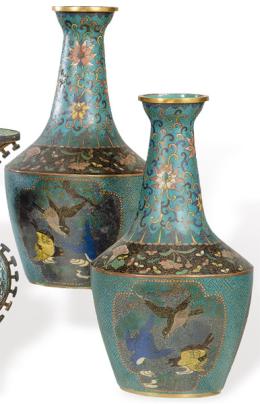 Lote 1385: Pareja de jarrones de esmalte cloisonné, China pp. S. XX<br>Con decoración de pájaros y flores.