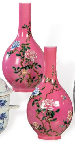 Lote 1394<br>Pareja de jarrones rosas de porcelana china con marca de sello apócrifa de Qianlong, Perido República tercer cuarto del S. XX.