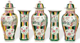 Lote 1396<br>Guarnición de chimenea formada por tres tibores y dos vasos tipo zun, de porcelana de Compañía de Indias con esmatles de la Familia Rosa, Dinastía Qing, época de Qianlong (1736-95)