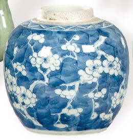 Lote 1400<br>Bote de porcelana china azul y blanco, con decoración de rama de ciruelo sobre fondo helado, con marcas apócrifas de Kangxi h. 1900-1930.