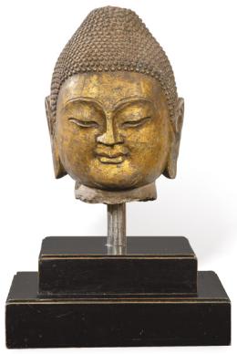 Lote 1410<br>"Cabeza de Buda" en piedra dorada, China Dinastía Qing SS XVIII-XIX.