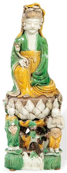 Lote 1419: Guanyin con Niños en porcelana china parcialmente vidriada en verde y amarillo, Dinastía Ming S. XVI