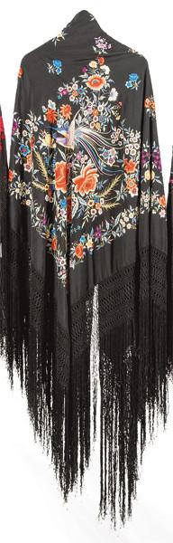 Lote 1427: Mantón de Manila en seda negra con bordados de colores de aves y flores.