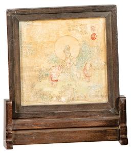 Lote 1432<br>Placa de madera con decoración grabada y coloreada "Guanyin con Niños" China pp. S. XX.