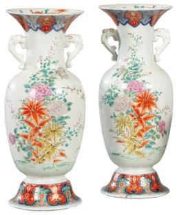 Lote 1435<br>Pareja de jarrones de porcelana japonesa con decoración de esmaltes polícromos, Periodo Meiji (1868-1912).