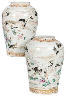 Lote 1437<br>Pareja de jarrones de porcelana japonesa de Kutani con esmaltes polícromos, Periodo Meiji h. 1900.<br>Con decoración de garzas y flores