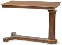 Lote 1479: Mesa atril Regencia en madera de palosanto y caoba, con tapa rectangular elevable en altura, sobre pedestal en forma de columna clásica que se apoya en un pedestal con patas de torneado lenticular.<br>Inglaterra, principios S. XIX