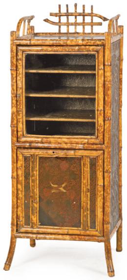 Lote 1485: Pequeño cabinet victoriano en madera de bambú y decoración en madera lacada con decoración de chinoiseries.<br>India para la exportación, último cuarto S. XIX