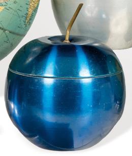 Lote 1511: Hielera manzana en metal en azul metalizado, de A Daydream Production Made in Australia h. 1970.