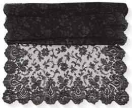 Lote 1525: Mantilla en blonda negra a mano, con flores. Precisa arreglo<br>Medidas: 244 x 66 cms.