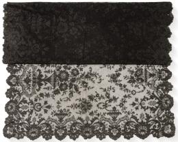 Lote 1526: Mantilla negra rectangular en encaje frances