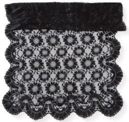 Lote 1527: Mantilla negra de blonda con motivos florales.