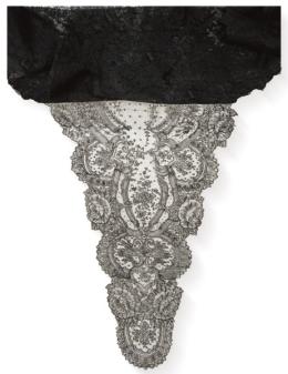 Lote 1530: Mantilla negra en tul bordado. Francia Siglo XX