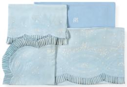 Lote 1568: Juego de sábanas en organza azul con bordados en beige e iniciales FE (encimera, bajera, almohada y cuadrante). Para cama de 100 cms