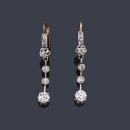 Lote 2004: Pendientes largos con cuatro diamantes talla antigua de aprox. 1,55 ct en total. Años '30.