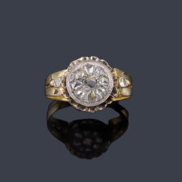 Lote 2019: Anillo con rosetón central con diamantes talla rosa en montura de oro amarillo de 18K y vista en platino. Años '30.