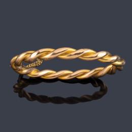 Lote 2024: Pulsera con diseño entorchado en montura de oro amarillo de 18K.