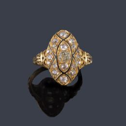 Lote 2028: Anillo lanzadera con diamantes talla antigua y 'old cushion' de aprox. 0,95 ct en total. Ppios S. XIX.