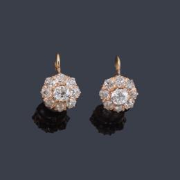 Lote 2033: Pendientes con diseño de rosetón con diamantes talla antigua de aprox. 0,90 ct en total. Ppios S. XX.