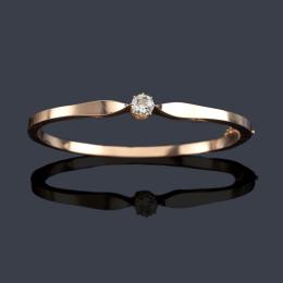 Lote 2035<br>Pulsera rígida con diamante talla antigua de aprox. 0,65 ct en montura de oro amarillo de 18K. Ppios S. XX.