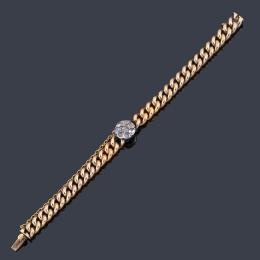 Lote 2041: Pulsera con centro de rosetón de diamantes talla rosa con eslabones húngaros en oro amarillo de 18K.