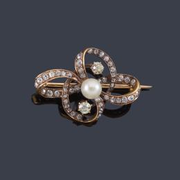 Lote 2042: Broche con motivos circulares con diamantes talla antigua con una perlita central. S. XIX.