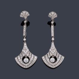 Lote 2044-a: Pendientes largos estilo 'art decó' con brillantes de aprox. 2,90 ct en total.