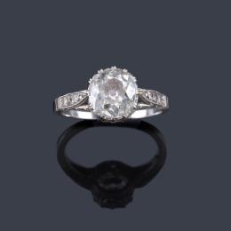 Lote 2047: Solitario con diamante talla antigua de aprox. 1,55 ct en montura de platino.