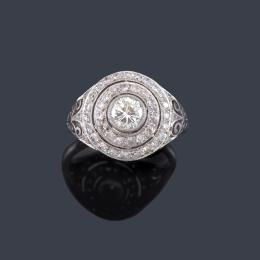 Lote 2050<br>Anillo con brillantes de aprox. 1,00 ct en total en montura de platino.