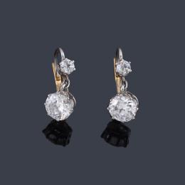 Lote 2051: Pendientes largos con pareja de diamantes talla transición de aprox. 0,86 ct y 0,89 ct respectivamente.