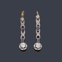 Lote 2055<br>Pendientes largos época 'art decó' con pareja de diamantes talla antigua de aprox. 0,50 ct en total y zafiros calibrados. Años '20