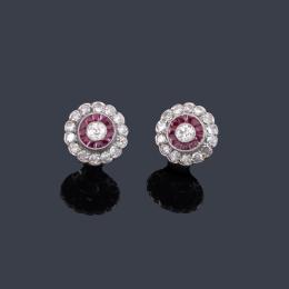 Lote 2066: Pendientes cortos 'ojo de perdiz' con dos brillantes de aprox. 0,25 ct cada uno y orla de rubíes calibrados y diamantes talla sencilla de aprox. 0,50 ct en total.