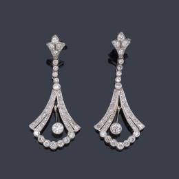 Lote 2069<br>Pendientes largos estilo 'art decó' con brillantes de aprox. 2,60 ct en total.