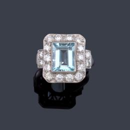 Lote 2072: Anillo con aguamarina central de aprox. 4,00 ct con orla de brillantes de aprox. 1,00 ct en total.