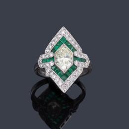 Lote 2074: Anillo lanzadera con diamante talla marquís de aprox. 1,12 ct con orla de esmeraldas calibradas de aprox. 1,00 ct y brillantes de aprox. 0,70 ct en total.