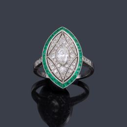 Lote 2075: Anillo lanzadera con diamante talla marquís de aprox. 0,40 ct sobre pavé de brillantes y orla de esmeraldas calibradas.