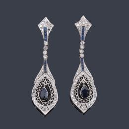 Lote 2077<br>Pendientes largos estilo 'art decó' con brillantes de aprox. 2,00 ct en total con zafiros talla perilla y calibrados.