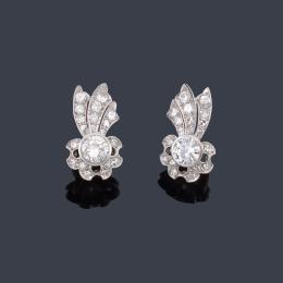 Lote 2084: Pendientes cortos con diseño floral con brillante central de aprox. 1,15 ct cada uno con tres bandas de diamantes de aprox. 1,35 ct en total.