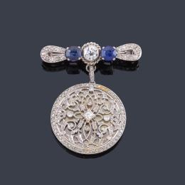 Lote 2086<br>Broche - portafotos con diamantes talla rosa y antigua de aprox. 1,50 ct en total y dos zafiros talla cushion de aprox. 0,70 ct cada uno. Ppios S. XX.