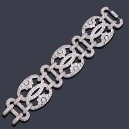 Lote 2088: Delicada pulsera 'art decó' con diamantes talla antigua y 8/8 de aprox. 14,82 ct en total. Años '20. Con estuche.