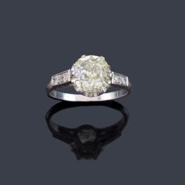 Lote 2091<br>Solitario con diamante talla 'old cushion' de aprox. 2,20 ct en garra ilusión y montura de platino.